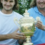 Roger Federer et Peter Lundgren avec le trophée de Wimbledon en 2003 KEYSTONE/AP/ANJA NIEDRINGHAUS